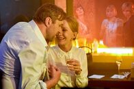 Der Alte – v.r.) und Yvonne Miesbach (Maria Bachmann, r.) neugierig beobachtet werden.