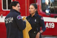 Station 19 – Sowohl privat wie geschäftlich verbunden: Carlos Miranda als Theo Ruiz, Barrett Doss als Victoria Hughes