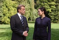 Geld.Macht.Liebe – MDR Fernsehen GELD.MACHT.LIEBE, FOLGE 11, "Entmachtung" Uhr. Markus (Roland Koch) kann die Staatsanwältin Grace Chang (Milena Karas) täuschen.