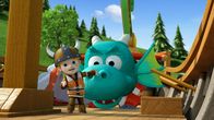 Super Wings – Lasse erkennt, dass Jett im Drachenkostüm steckt.