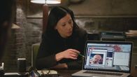 Elementary – Bei der Arbeit behält Watson (Lucy Liu) wie immer einen klaren Kopf und schafft es so gemeinsam mit ihren Kollegen dem Mörder auf die Schliche zu kommen ...