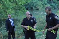 Ein perfekter Mord – Police set up a crime scene after finding a dead body in a river.