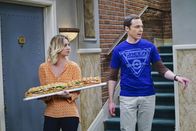 The Big Bang Theory – Weil Leonard sich weigert, weiterhin an den von Sheldon (Jom Parsons, r.) einberufenen Mitbewohner-Treffen teilzunehmen, entflammt eine Diskussion zwischen den beiden Freunden. Da schlägt sich Penny (Kaley Cuoco, l.) plötzlich auf Sheldons Seite ...