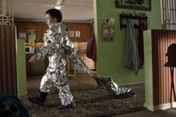 The Middle – Während seine Mutter die Einkäufe erledigt, ist Brick (Atticus Shaffer) auf einer ganz anderen Mission ...