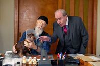 Rentnercops – Plocher (Michael Prelle, r.) nimmt Hund "Yoda" mit zum Holland-Trip mit Uta.