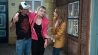 Rote Rosen – Charlotte (Malene Becker, M.) wird in letzter Sekunde von der nichtsahnenden Amelie (Lara-Isabelle Rentinck, r.) aus höchster Not gerettet. Mit Loris (Arben Ljikovic).