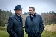 Sturm der Liebe – Werner (Dirk Galuba, l.) und Christoph (Dieter Bach, l.) suchen nach einem Weg, Roberts und Arianes Hochzeit zu verhindern.