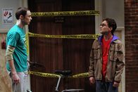The Big Bang Theory – Während Leonard (Johnny Galecki, r.) feststellt, dass er der Einzige ohne Freundin ist, versucht Sheldon (Jim Parsons, l.) Amy loszuwerden, weil er ihre Mutter kennenlernen soll ...