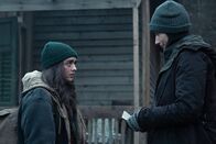 Two Weeks to Live – Tina (Sian Clifford, r.) versucht, die Beziehung zu ihrer Tochter Kim (Maisie Williams, l.) zu retten, indem sie sich ihr zum ersten Mal öffnet. Dadurch erfährt Kim nun auch das dunkelste Geheimnis ihrer Mutter.