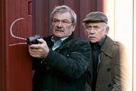 Rentnercops – Günter (Wolfgang Winkler, l.) und Edwin (Tilo Prückner, r.) schleichen sich mit gezückten Waffen zum Container, in dem sie den Mörder vermuten.