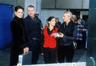 Wilde Engel – (v.li.) Franziska (Susann Uplegger), Grossmann (Filip Peters), Rabe (Birgit Stauber) und Lena (Eva Habermann) untersuchen den Ort, an dem der Industriespion Volkov ums Leben gekommen ist.