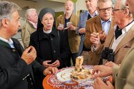 Um Himmels Willen – Die Spieler essen heimlich Felicitas Kuchen (v.li.: Karin Gregorek, Andreas Pegler).
