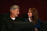Navy CIS – Besprechen die Lage: Gibbs (Mark Harmon, l.) und NCIS Direktorin Jenny Shepard (Lauren Holly, r.) ...