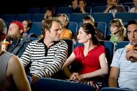 Sechserpack – Im Kino ist der richtige Platz das A und O für den perfekten Filmgenuss. Der Vordermann darf nicht zu groß, der Nebenmann nicht zu laut und der Hintermann nicht zu nervös sein. Aber was tun, wenn doch? (Mirco Reseg, Mitte l., Emily Wood, Mitte r.)