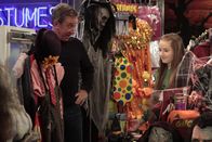 Last Man Standing – Mikes (Tim Allen, l.) Tochter Eve (Kaitlyn Dever, r.) findet, dass sie zu alt ist, um mit ihrem Vater an Halloween auf die Jagd nach Süßigkeiten zu gehen. Mike will sich deshalb Ersatz besorgen ...