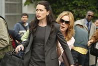 Monk – Die Schauspielerin Christine Rapp (Elizabeth Perkins, r.) kann nur knapp einem Mordanschlag entgehen. Ihre Assistentin Kim Kelly (Rena Sofer, l.) steht noch immer unter Schock ...