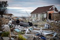 Supersturm New York – Ein umgestürztes Auto liegt inmitten der Trümmer von Häusern, die während des Hurrikans Sandy zerstört wurden, in Union Beach, New Jersey, USA, am Samstag, 3. November 2012. In New Jersey, wo der Hurrikan Sandy am 29. Oktober gewütet hat, schreitet der Wiederaufbau langsam voran. Der republikanische Gouverneur von New Jersey, Chris Christie, lobte die „Geduld und Widerstandsfähigkeit“ der Einwohner von New Jersey und gab am Samstag einen Zeitplan bekannt, in dem aufgeführt ist, welche Stadtteile ohne Strom in den nächsten Tagen wiederhergestellt werden sollten.