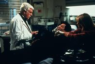 Diagnose: Mord – Dr. Mark Sloan (Dick Van Dyke, l.); Maskierter Zauberer (Val Valentino, Mitte)
