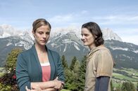 Der Bergdoktor – Paul Ebert (Johannes Franke, r.) weiß, dass er sterben muss, sieht das aber wesentlich gelassener als seine Mutter Kathrin (Julia Jäger, l.). Sie will die Hoffnung nicht aufgeben.