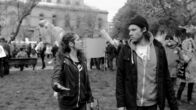 Streetphilosophy – Am Rande einer Demo gehen Aktivistin und Jungpolitikerin Anne Helm und Jonas der Frage nach, ob es heutzutage noch etwas bringt, für seine Anliegen auf die Straße zu gehen.