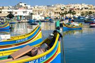 Wunderschön! – Bunte Fischerboote im Hafen von Marsaxlokk im Südosten von Malta.