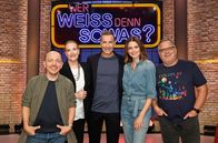 Wer weiß denn sowas? – Moderator Kai Pflaume (M.) und seine Rateteam-Kapitäne Bernhard Hoëcker (l.) und Elton (r.) begrüßen in dieser Sendung das Model Tatjana Patitz (2.v.l.) und das Model Eva Padberg (2.v.r.).