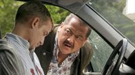 Die Rosenheim-Cops – Kommissar Korbinian Hofer (Joseph Hannesschläger, r.) untersucht den Mord an einem Autofahrer (Simon Gobmeier, l.).