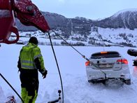 Ice Road Rescue - Extremrettung in Norwegen – Thord pulls the car backwards out of the field in Dimmelsvik, Norway. (National Geographic)