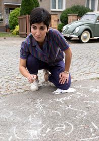 Leberkäseland – Latife (Neda Rahmanian) träumt von einer akademischen Karriere als Mathematikerin.