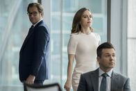 Bull – Als sein Freund Benny (Freddy Rodriguez, r.) ihn wegen Fehlverhaltens in seinem alten Job bei der Staatsanwaltschaft anklagt, willigt Bull (Michael Weatherly, l.) ein, für diesen speziellen Fall die knallharte Anwältin J.P. Nunnelly ((Eliza Dushku, M.) zu engagieren ...