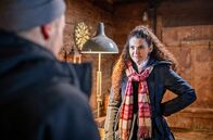 Sturm der Liebe – Shirin (Merve Çakır, r.) macht Max (Stefan Hartmann, l.) auf die Beziehung von Gerry zu Merle aufmerksam.