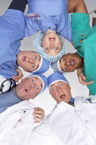 Scrubs - Die Anfänger – (1. Staffel) - Ein unschlagbares Team: (v.l. unten im Uhrzeigersinn) Dr. Phil Cox (John C. McGingley), John Dorian (Zach Braff), Elliot (Sarah Chalke), Turk (Donald Faison) und Dr. Bob Kelso (Ken Jenkins) ...