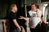 Modern Family – Mitchell (Jesse Tyler Ferguson, l.) ist gespannt, wie Cameron (Eric Stonestreet) als Ersatz-Schlagzeuger in Dylans Band beim Publikum ankommen wird.