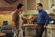 Two and a Half Men – Charlie (Charlie Sheen, l.) versucht alles, um Alan (Jon Cryer, r.) davon zu überzeugen, seinen schwulen Partner zu spielen ...