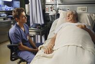 Scrubs - Die Anfänger – Drew, Maya, Cole (Dave Franco, l.) und Lucy werden von Denise dazu verdonnert, Gespräche mit sterbenden Patienten zu führen und sich dabei gegenseitig zu unterstützen, was an Coles Egoismus zu scheitern droht ...