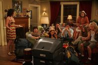 How I Met Your Mother – Gael (Enrique Iglesias, 4.v.r.) bekommt Besuch von Traveler-Freunden, die sich bei Robin in der Wohnung einquartieren. Robin (Cobie Smulders, l.) kommt damit überhaupt nicht zurecht ...