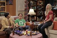 The Big Bang Theory – Verbringen einen ganz speziellen Abend miteinander: Penny (Kaley Cuoco, r.), Leonard (Johnny Galecki, M.) und Raj (Kunal Nayyar, l.) ...