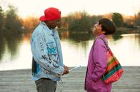 All Eyez on Me – Tupac (Demetrius Shipp Jr., l.) und Jada Pinkett (Kat Graham, r.).