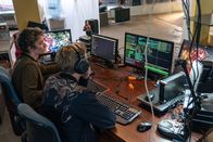 The Bank Hacker – Jeremy (Tijmen Govaerts, l.) und Andy (Joren Seldeslachts, r.) helfen bei der Umsetzung des Hackerangriffs auf eine Bank.