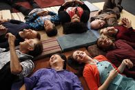 Community – Das letzte Schuljahr steht in den Startlöchern. Alter-Pierce (Fred Willard), Señor Chang (Ken Jeong), Annie Edison (Alison Brie), Troy Barnes (Donald Glover), Britta Perry (Gillian Jacobs), Dean Pelton (Jim Rash), Shirley Bennett (Yvette Nicole Brown), Abed Nadir (Danny Pudi) und Jeff Winger (Joel McHale) (v.l.n.r.) sind hochmotiviert ...