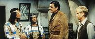 Winnetou und sein Freund Old Firehand – Winnetou (Pierre Brice, l.) beratschlagt sich mit Old Firehand (Rod Cameron, 2.v.r.). Nscho-tschi (Marie Versini, 2.v.l.) und Jace (Jörg Marquard, r.) hören aufmerksam zu.