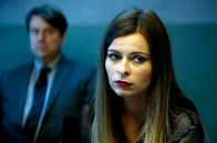 Sacha – Die junge Rumänin Mila Rusu (Aurora Paunescu) wurde an der Grenze zu Deutschland aufgegriffen und kennt Philippe Teissier. Ihre Äußerungen widersprechen seinem Alibi.