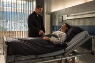 Der Bergdoktor – Dr. Martin Gruber (Hans Sigl, l.) muss Hypochonder Michael Rösler (Maximilian Grill, r.) beibringen, dass er dieses Mal wirklich krank ist.