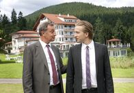 Der Schwarzwaldhof - Der verlorene Sohn – Hotelier Wagner (Michael Abendroth, li.) erpresst Stefan (Tim Morten Uhlenbrock).