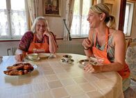 Die Rezeptsucherin – In den Räumlichkeiten des Heimatvereins Meßstetten lassen sich Susanne Nett (re.) und Ingeborg Roth (li.) die Dubaknudeln schmecken