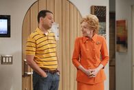 Two and a Half Men – Ein neues Familienmitglied überrascht Alan (Jon Cryer, l.) und Evelyn (Holland Taylor, r.) ...