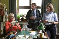 Mord mit Aussicht – Sophie Haas (Caroline Peters, l.) ist sicher - Eiermann Rocco hatte ein zweites Standbein als Callboy. Dietmar Schäffer (Bjarne Mädel, M.) und Bärbel Schmied (Meike Droste, r.) staunen, wieviel Geld der Gigolo verdient hat.