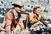 Die Gewaltigen – Vor dem großen Coup: Taw Jackson (John Wayne, li.) und Lomax (Kirk Douglas, re.) warten auf den richtigen Moment ...