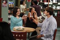 Two and a Half Men – Eines Abends lernt Walden (Ashton Kutcher, r.) Rose (Melanie Lynskey, l.) kennen und entgegen aller Warnungen durch Alan, fängt er trotzdem an, sich mit ihr zu verabreden ...