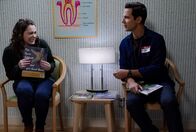 Crazy Ex-Girlfriend – Rebecca (Rachel Bloom, l.); Greg (Skylar Astin, r.)